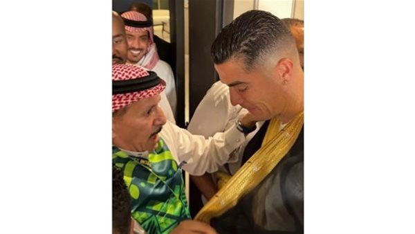 على طريقة ميسي.. إعلامي سعودي يُهدي رونالدو بشت يحمل اسمه (صور)