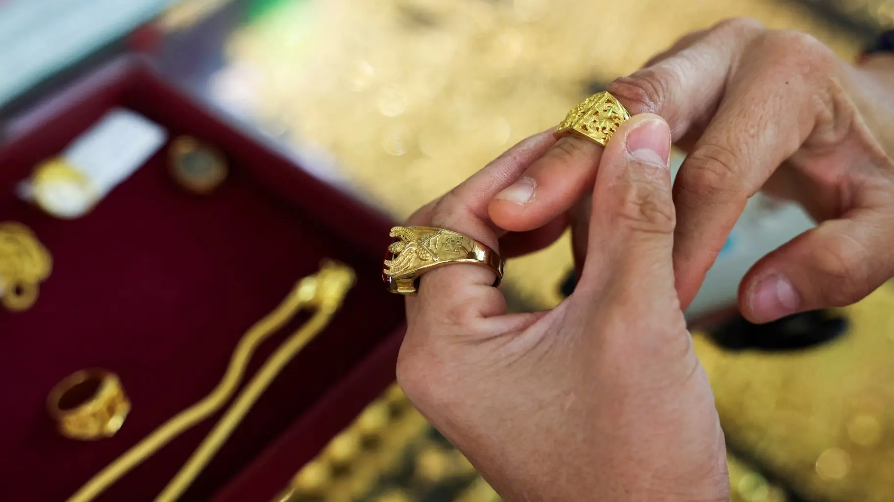 أشتري وخزني من دلوقتي “سعر جرام الذهب عيار 21 اليوم بتاريخ 2 ديسمبر 2025”