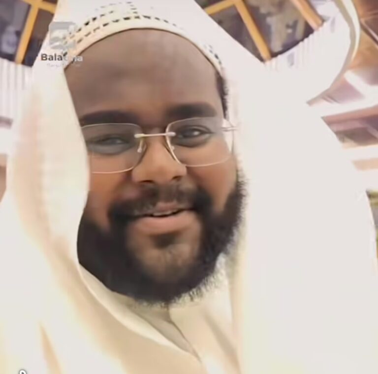 مواطن مصري في السعودية يشارك فيديو لازدحام مسجد بالمصلين خلف شيخ سوداني لتلاوته العطرة