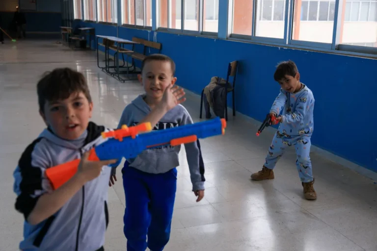 النزاع يحاصر التعليم في لبنان وتعمّق الفجوة بين الطلاب