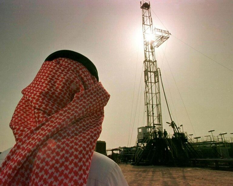 أزمة مضيق هرمز.. السعودية تمنح مشترى الخام خيار التسليم عبر البحر الأحمر