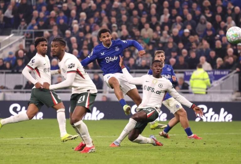إيفرتون يحقق انتصارًا ساحقًا على تشيلسي بثلاثية في الدوري الإنجليزي