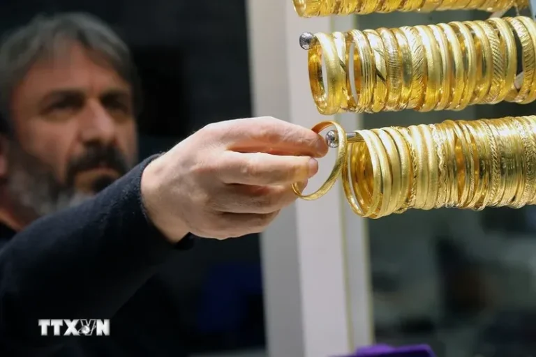 انخفضت أسعار الذهب إلى ما دون 5000 دولار للقيراط مع استمرار الصراع.