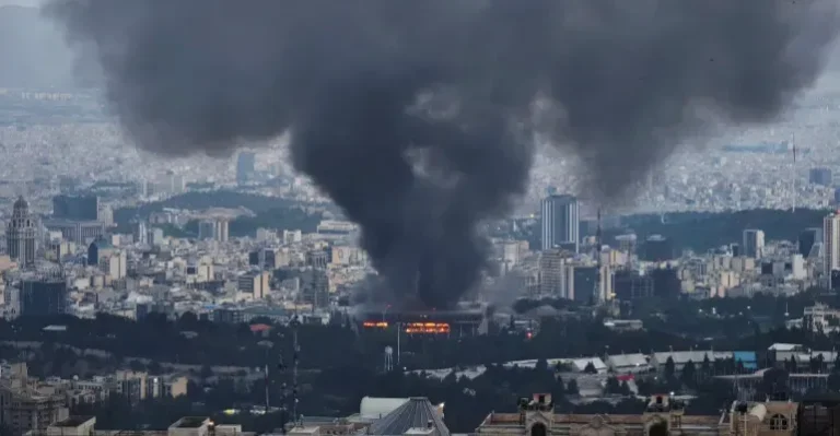 انفجارات متتالية تضرب وسط إسرائيل وارتفاع عدد المصابين في قصف ديمونة وعراد إلى 175