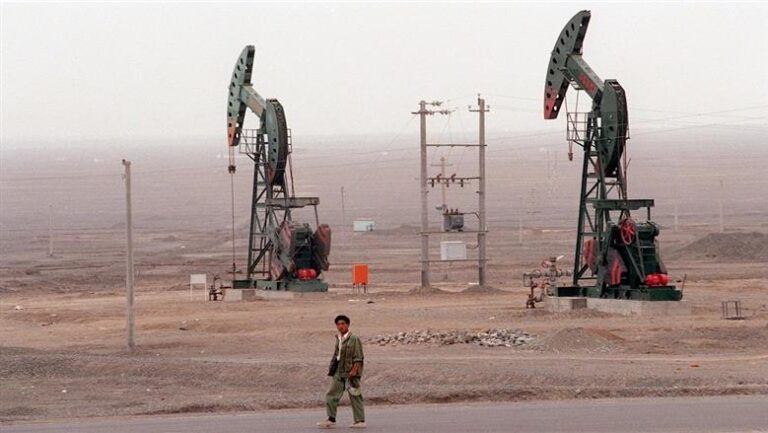 ارتفاع متوقع في أسعار النفط نتيجة للتوترات الحربية مع إيران وتأثيرها على الأسواق العالمية