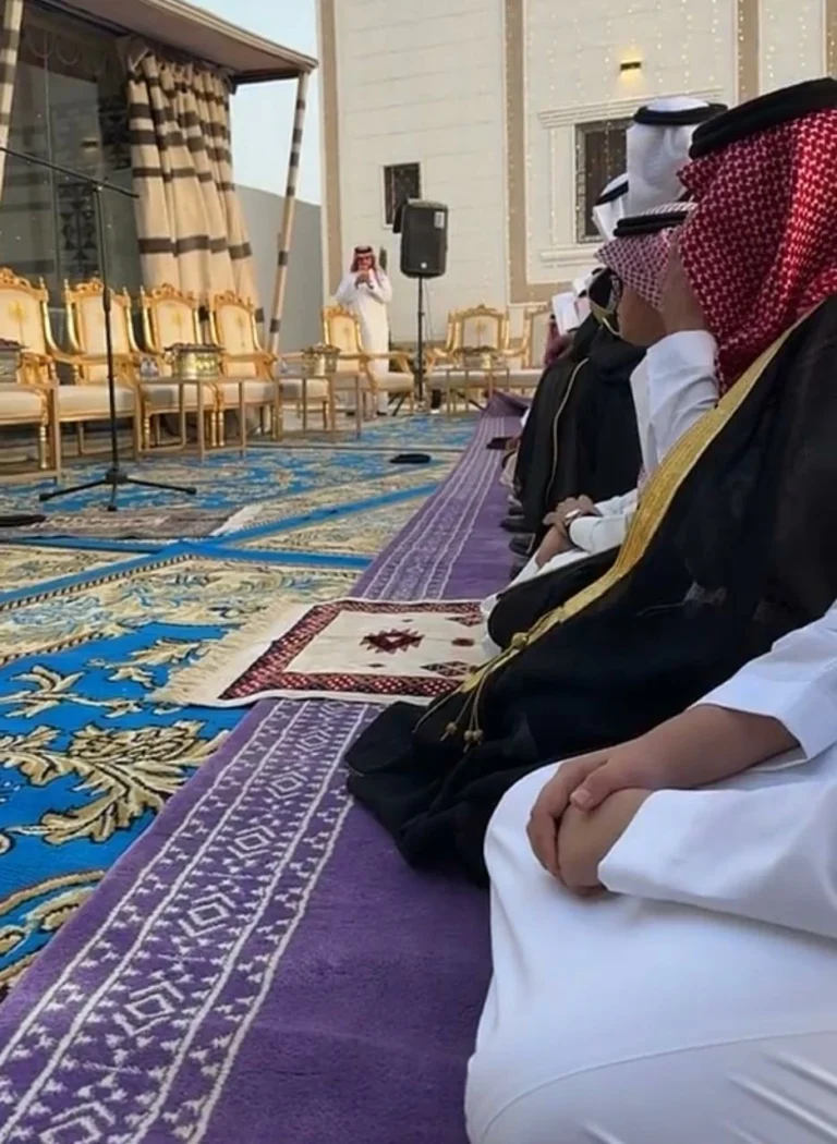 مشهور على مواقع التواصل الاجتماعي يتسبب في جدل واسع بإقامة صلاة العيد في فناء خاص دون تصريح سعودي