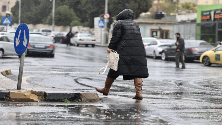 توقعات طقس غير مستقرة اليوم مع أجواء باردة وأمطار غزيرة الأربعاء والخميس