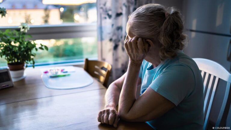 فحص دم يمكنه الكشف عن خطر الخرف قبل ظهور الأعراض بسنوات