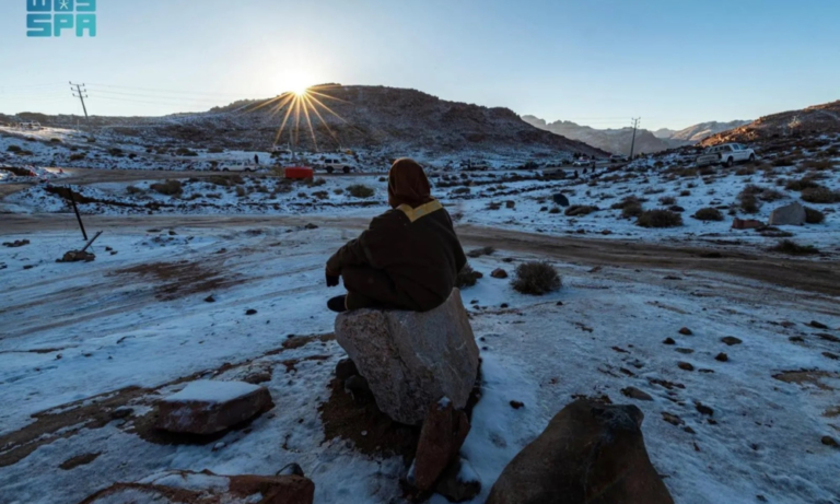 تساقط الثلوج المتوقع في مرتفعات تبوك اليوم يعكس أجواء فصل الشتاء الساحرة