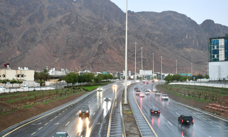 أمطار غزيرة تضرب مكة والمدينة وتساقط الثلوج في جبل اللوز