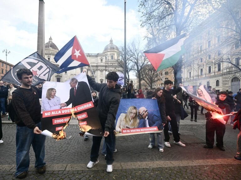 مظاهرة في روما تشعل الغضب بحرق صور ترمب وميلوني احتجاجاً على السياسات الحكومية والحرب