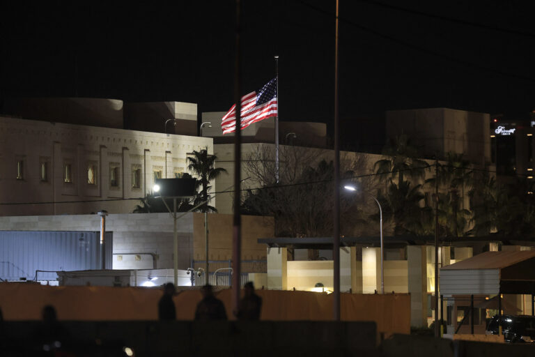 السفارة الأمريكية في الأردن توقف خدماتها وتوصي رعاياها بالمغادرة الفورية