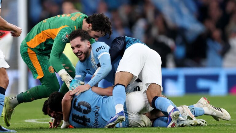 ريان شيركي يظهر بتعبيرات مثيرة بعد تدخل بن وايت في نهائي كأس كاراباو بين مانشستر سيتي وأرسنال