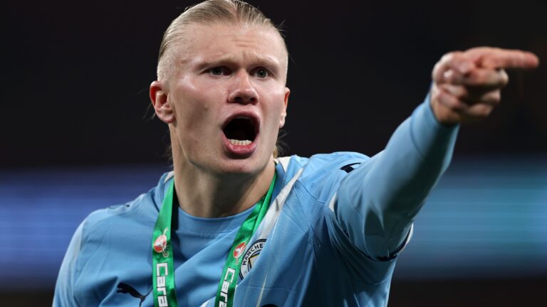 هالاند يثير التكهنات بظهوره المفاجئ في برشلونة منتصف الليل