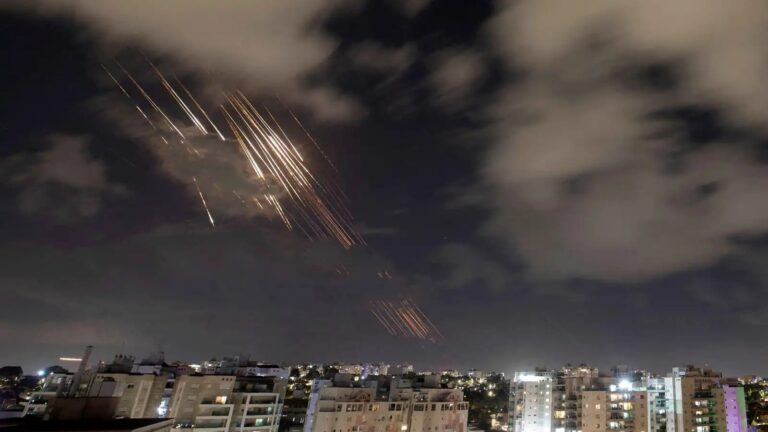 عشرات الإصابات في قصف صاروخي إيراني يضرب ديمونا وسط كرة لهب ضخمة