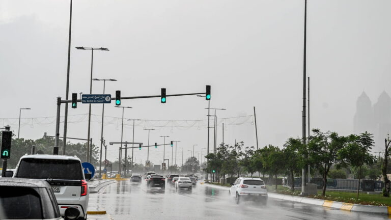 توقعات بانخفاض درجات الحرارة واضطراب في حركة البحر غداً