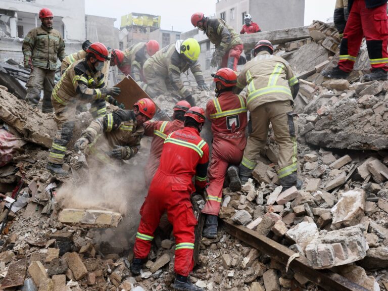 تواصل التوترات في إيران بعد إعلان طهران عن إخراج حاملة طائرات أمريكية من الخدمة ومقتل 6 أشخاص في غربي البلاد