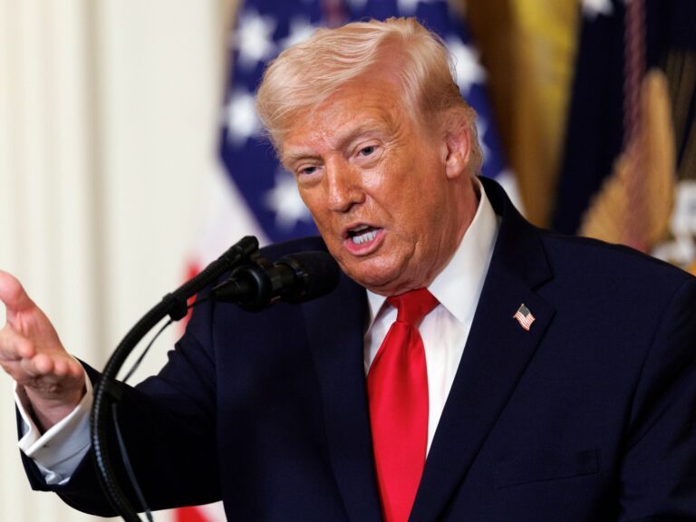 ترمب يكشف عن استعداد دول عديدة لإرسال سفن حربية لضمان سلامة مضيق هرمز