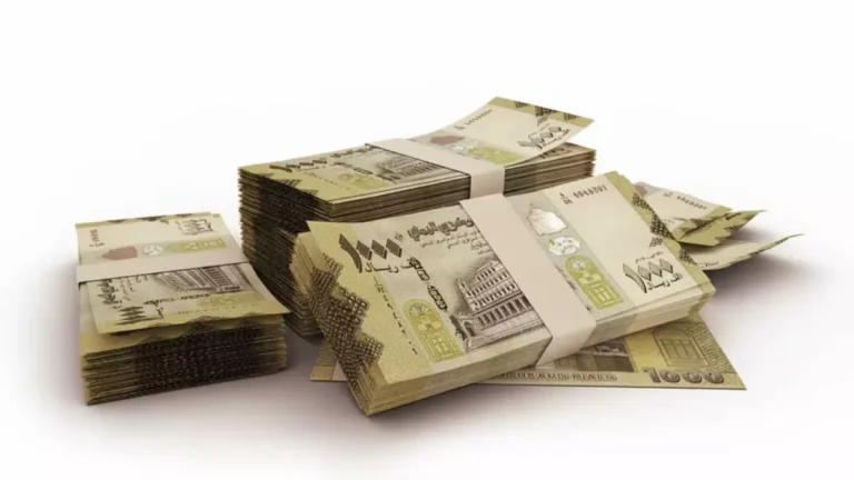 الريال اليمني يسجل أرقاماً قياسية جديدة بفارق يتجاوز 1000 ريال بين صنعاء وعدن والمواطنون في حالة صدمة