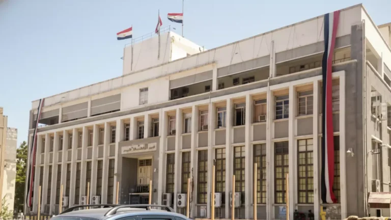 كارثة مصرفية تهز الجنوب مع تعطل 3 محافظات عن العملة الصعبة والبنك المركزي يتخلى عن الاستجابة