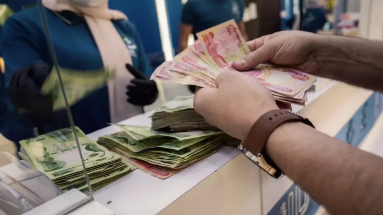 وزارة المالية تكشف عن بدء تمويل الرواتب بالكامل وتطمئن الموظفين والمتقاعدين