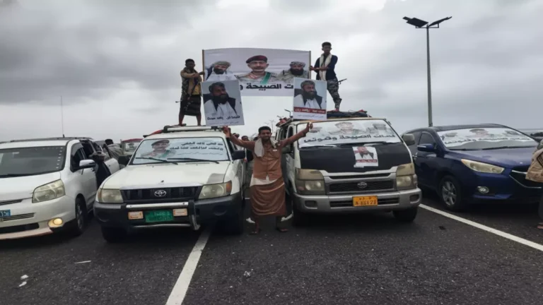 موكب ساحر بطول 100 كيلومتر من أبين إلى عدن يحمل رسالة شكر للسعودية ويبرز موقف الشيخ حمدي التاريخي