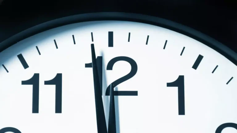 عاجل: الحكومة تقرر إنهاء التوقيت البارد… والساعة ستمشي 60 دقيقة للأمام في هذا الموعد الصادم!