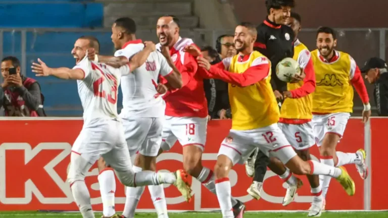 المنتخب المغربي يواجه تحديًا كبيرًا للحفاظ على قمة التصنيف العربي بعد سحب الأرضية الذهبية من تحت قدميه