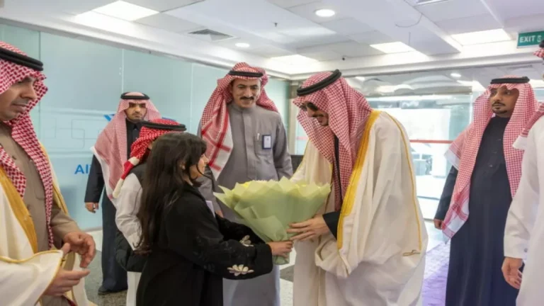 أمير الجوف يصنع لحظات مؤثرة بزيارة مباغتة للمرضى في عيد الفطر