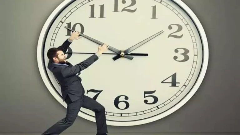 هل تعرف من يصدر القرار الذي يتحكم في عقرب ساعتك؟.. القانون رقم 24 لسنة 2023 الذي وقعه الرئيس عبد الفتاح السيسي هو السبب.