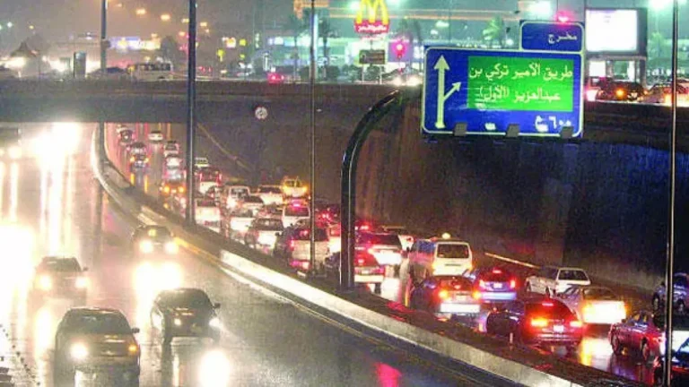 إغلاق طريق الملك فهد بالرياض لمدة 8 ساعات متواصلة يسبب أزمة مرورية مفاجئة