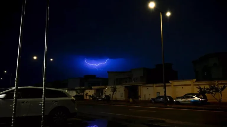 إنذار أحمر في الرياض مع اجتياح سيول وصواعق رعدية للعاصمة الآن