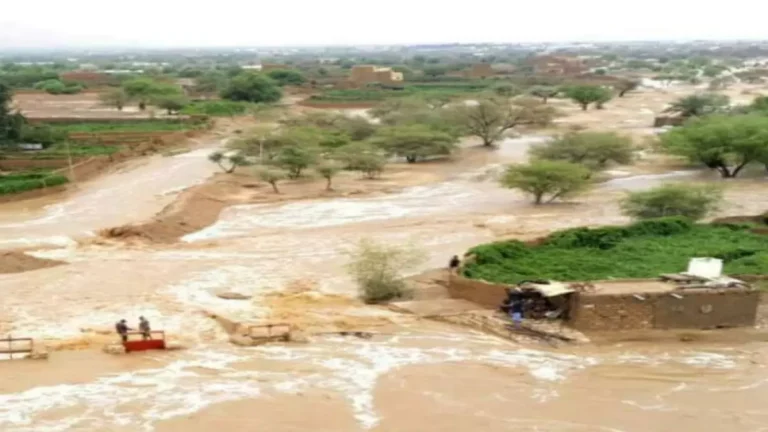 عاصفة رعدية عنيفة تجتاح 15 محافظة يمنية وتحذيرات من سيول مدمرة خلال الساعات القادمة