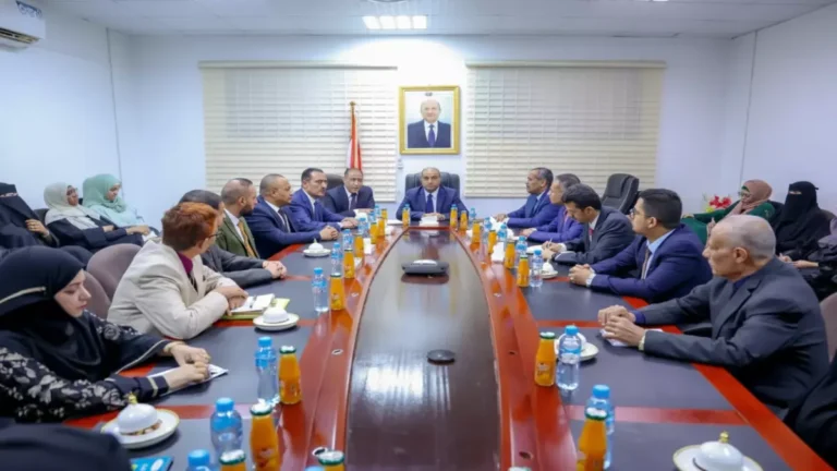 الريال اليمني يرتفع 40% في أيام بينما يرفض التجار خفض الأسعار ورئيس الوزراء يتدخل بشكل عاجل