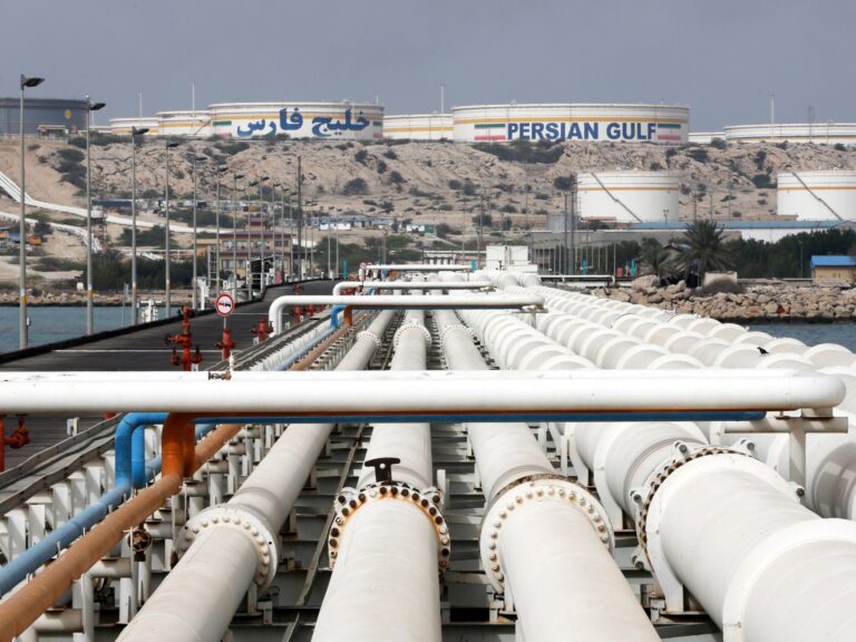 تخفيف ذعر السوق من خلال السحب من مخزون النفط لكن الأزمة تبقى قائمة