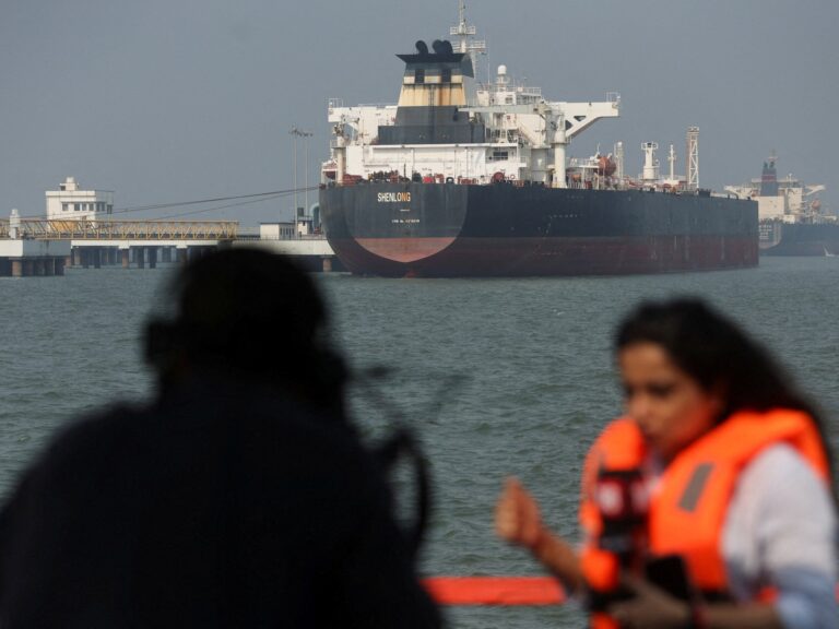 إيران تدرس شروط السماح لناقلات النفط بالعبور من مضيق هرمز