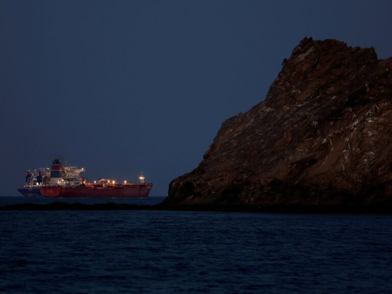 زيادة عدد السفن في مضيق هرمز amid تصاعد التوترات العسكرية مع إيران