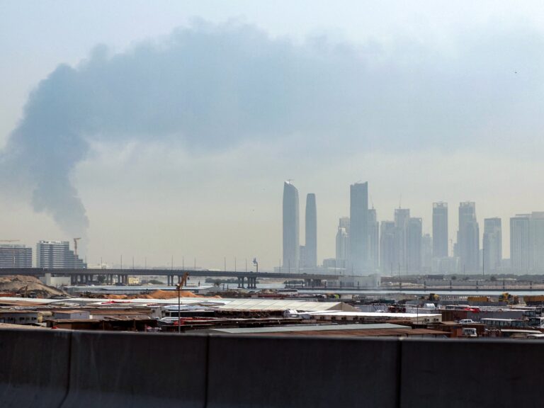 مقتل شخص جراء صاروخ في أبوظبي واندلاع حريق في الفجيرة واعتراض مسيرات في السعودية