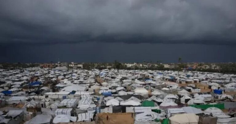 منخفض جوي مصحوب بكتلة هوائية باردة وأمطار تغمر معظم المناطق