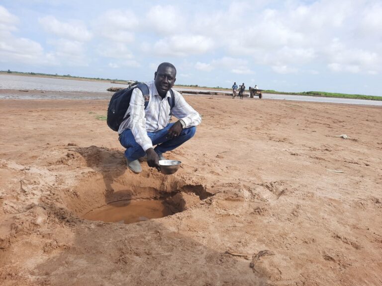 مراسل الجزيرة نت في دارفور يحرق بطاقته بعد أن تحولت إلى حكم بالإعدام