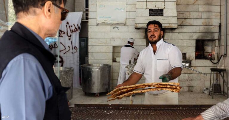 بين ضغوط الحياة اليومية، يواجه الإيرانيون خيارات صعبة تتطلب التضحية