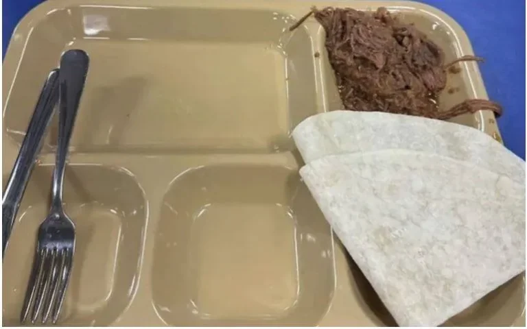 صور لوجبات غير كافية لبحارة أمريكيين تثير جدلاً واسعاً والبحرية توضح موقفها