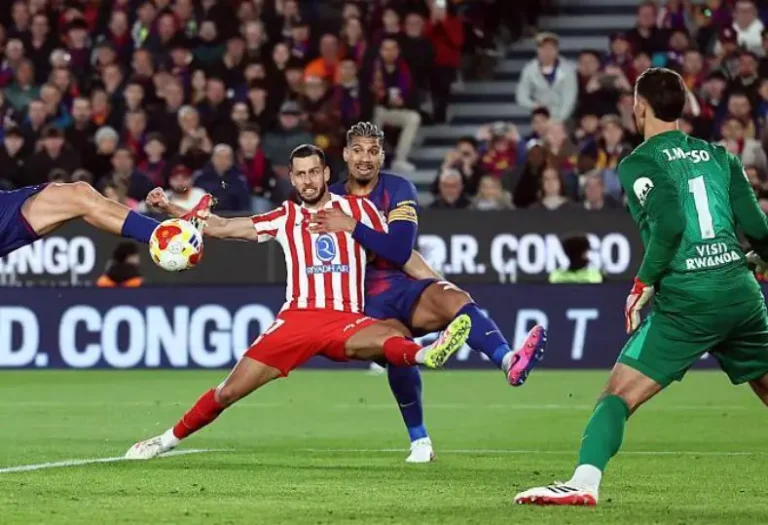 لاعبي أتلتيكو مدريد يواجهون برشلونة في قمة دوري أبطال أوروبا