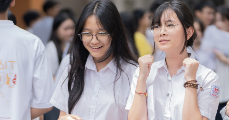 انطلاق التسجيل الإلكتروني للصف العاشر في هانوي: المدارس المتميزة تكتفي بعدد محدود من الطلاب، في حين تعاني المدارس الجديدة من كثافة عالية.