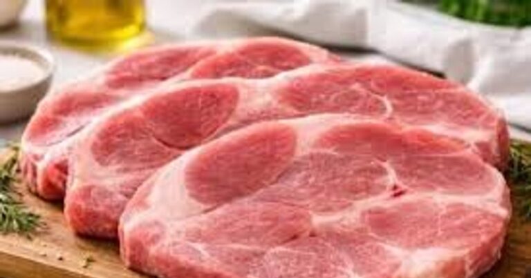 تحديث أسعار لحم الخنزير اليوم، 13 أبريل: استقرار في سعر لحم الكتف وارتفاع الخنزير الحي إلى 69000 دونغ فيتنامي للكيلو