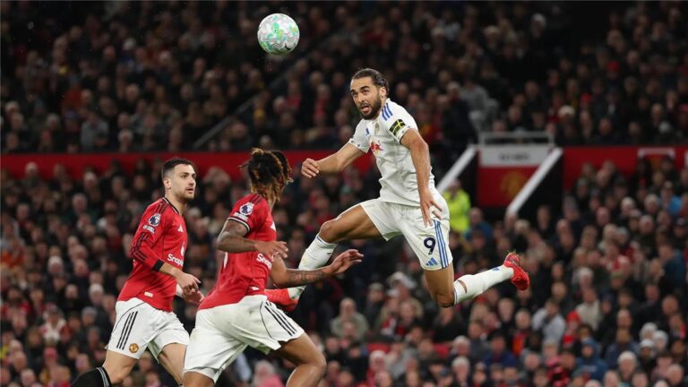 فيديو | مانشستر يونايتد يساهم في فوز ليدز ويتعثر أمام ليفربول في البريميرليغ