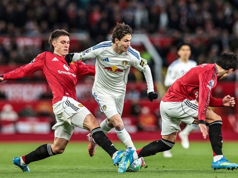 مانشستر يونايتد يتعرض للهزيمة أمام ليدز يونايتد بنتيجة 2-1 في الدوري الإنجليزي