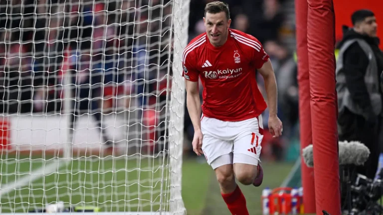 منافس منتخب مصر يتلقى نبأ صادمًا.. هل سيفتقد كريس وود المشاركة في المونديال؟