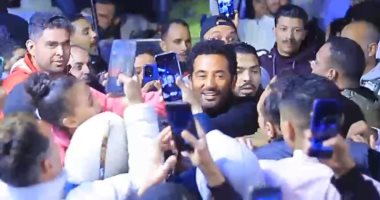 تدخل الأمن لاحتواء حشود المعجبين خلال تصوير مسلسل إفراج لعمرو سعد على MBC