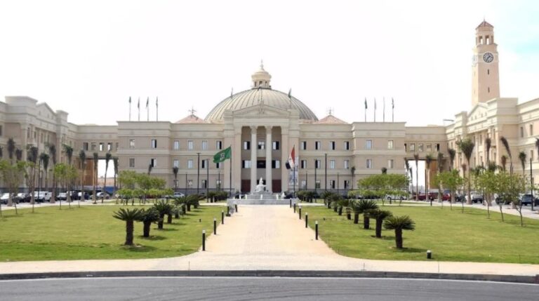 طالب يقتحم جامعة القاهرة الأهلية بمطواة وهويّة صديقه في أكتوبر